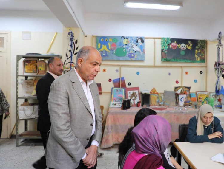 محافظ المنيا يتفقد مدارس ذوي الهمم دعمًا لأصحاب العصا البيضاء