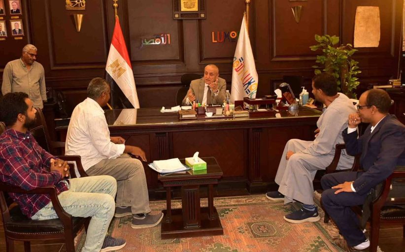 محافظ الأقصر يناقش احتياجات أهالي نجع طوناب بإسنا ويوجه بحلول عاجلة