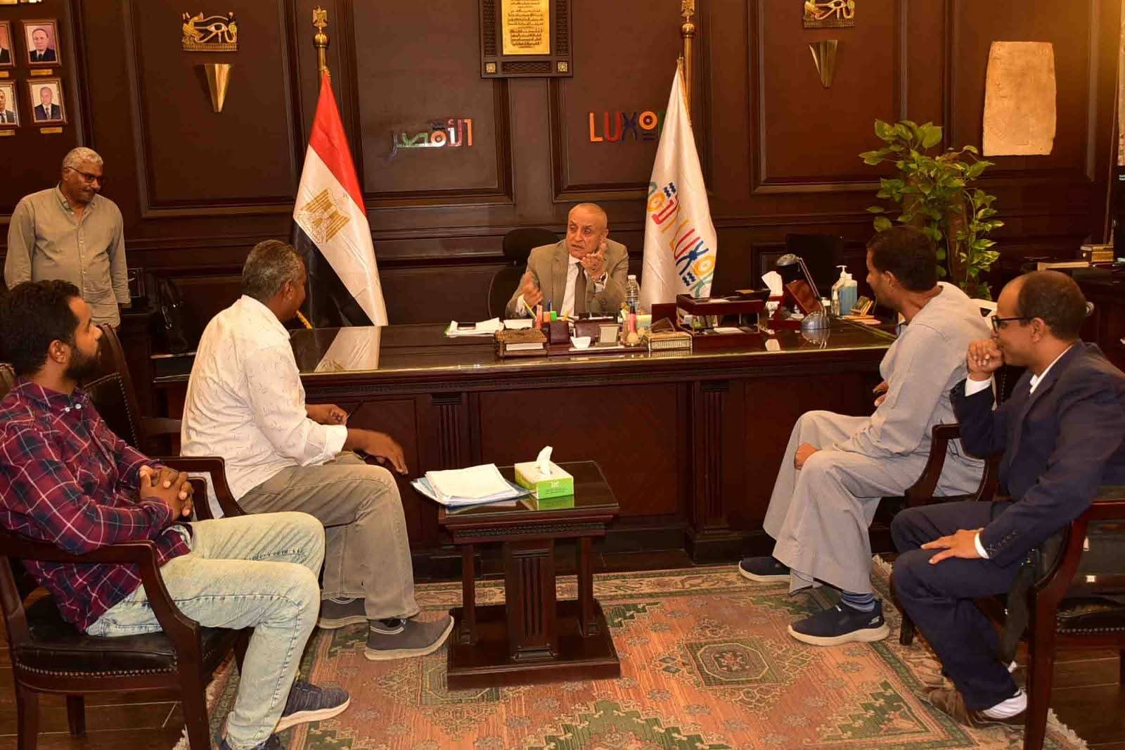 محافظ الأقصر يناقش احتياجات أهالي نجع طوناب بإسنا ويوجه بحلول عاجلة