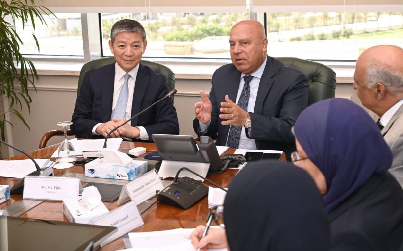 وزير الصناعة والنقل يعقد اجتماعًا مع السفير الصيني لبحث الاستثمارات المستقبلية