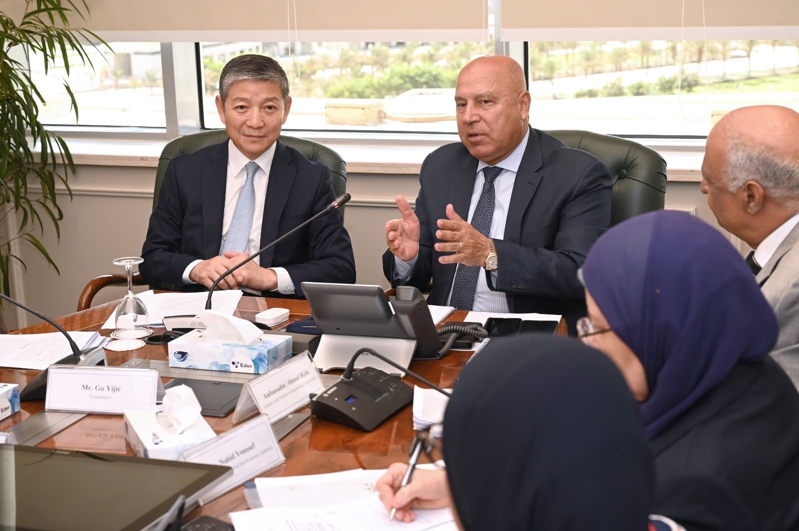 وزير الصناعة والنقل يعقد اجتماعًا مع السفير الصيني لبحث الاستثمارات المستقبلية