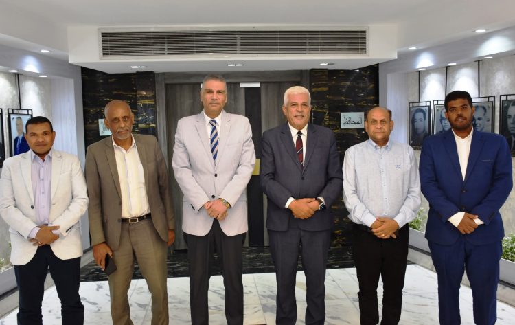 محافظ أسوان يبحث مع نقيب الزراعيين إطلاق نهضة زراعية كبرى