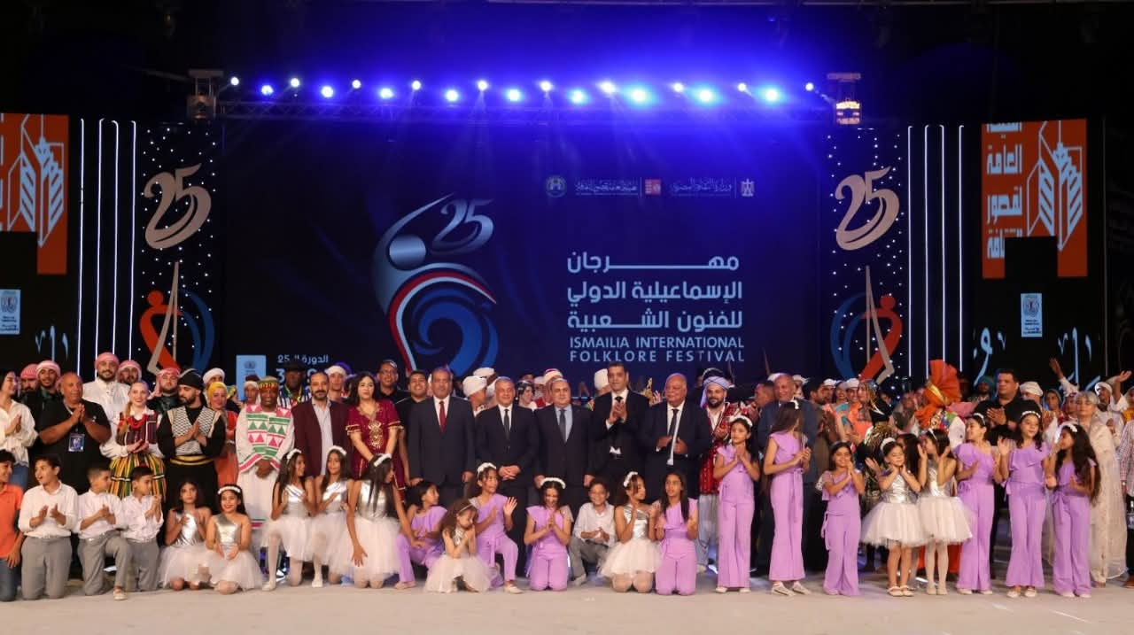 محافظ أسوان يشيد بفرقة الفنون الشعبية ويصفها بسفيرة التراث المصري الأصيل