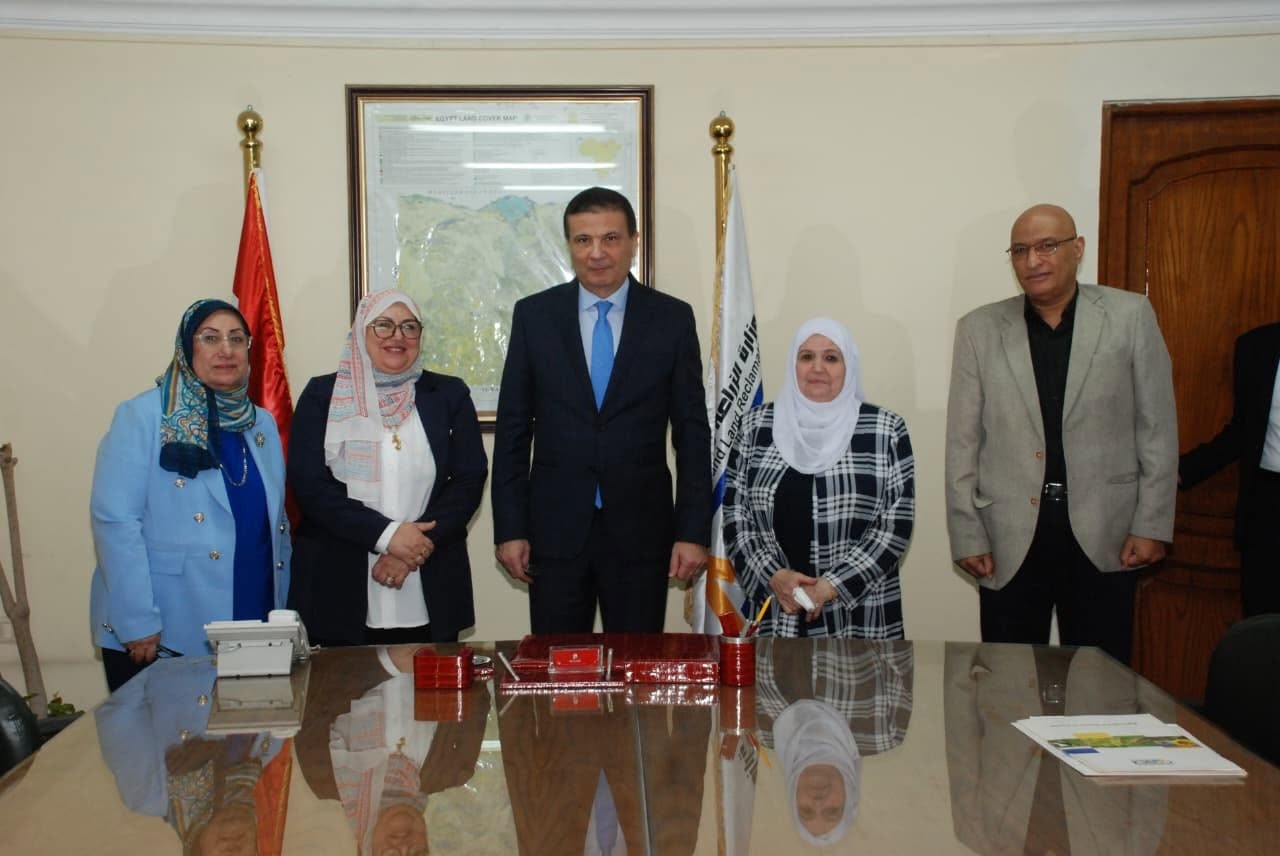 وزير الزراعة يلتقي باحثين