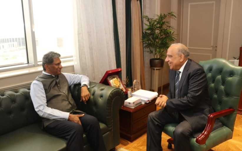 وزير الكهرباء يبحث مع سفير الهند تعزيز التعاون والشراكة وتبادل الخبرات في مجالات الطاقة المتجددة