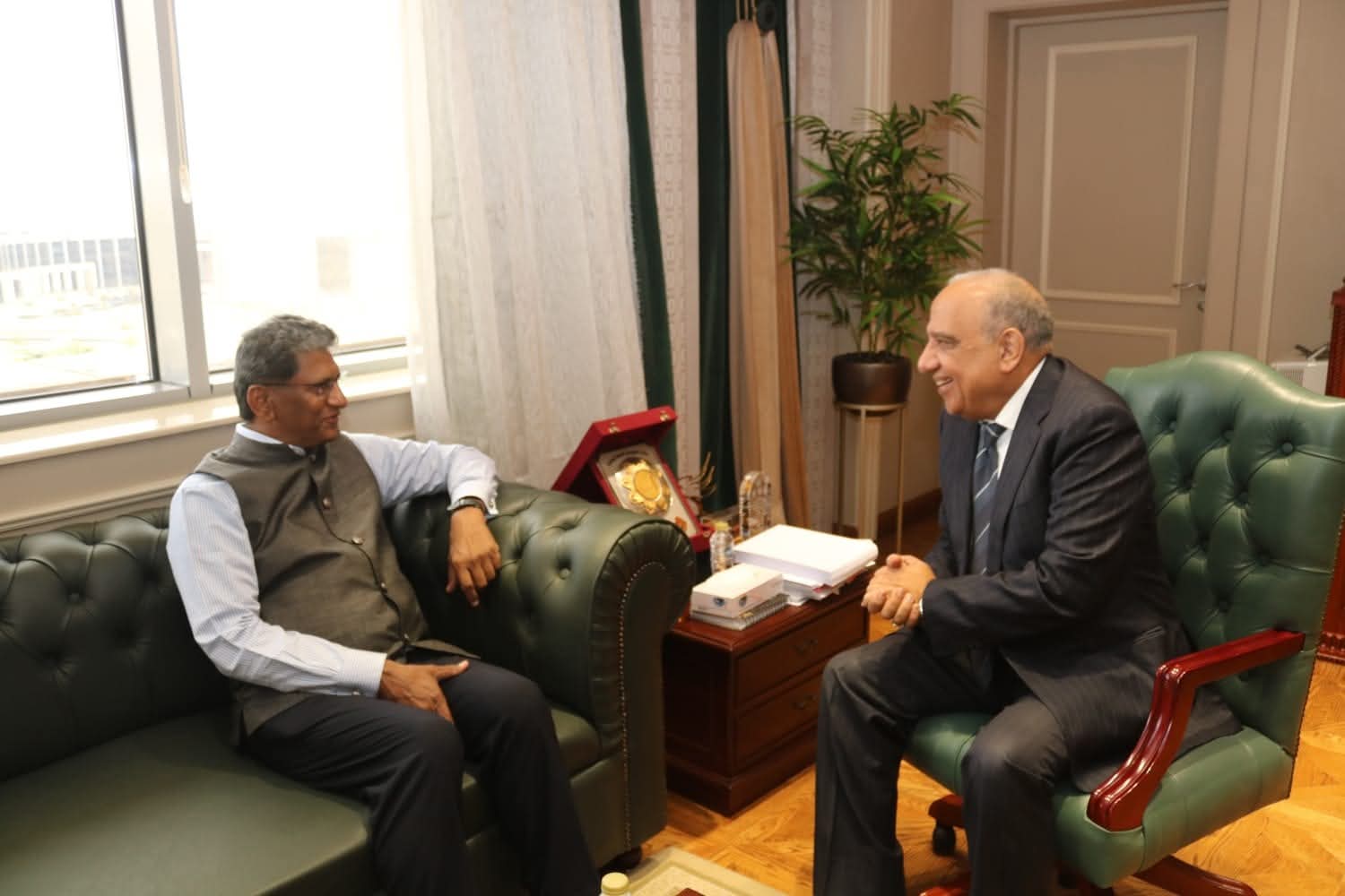 وزير الكهرباء يبحث مع سفير الهند تعزيز التعاون والشراكة وتبادل الخبرات في مجالات الطاقة المتجددة