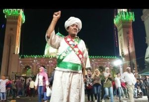 رجل بملابس غريبة في مولد السيد البدوي