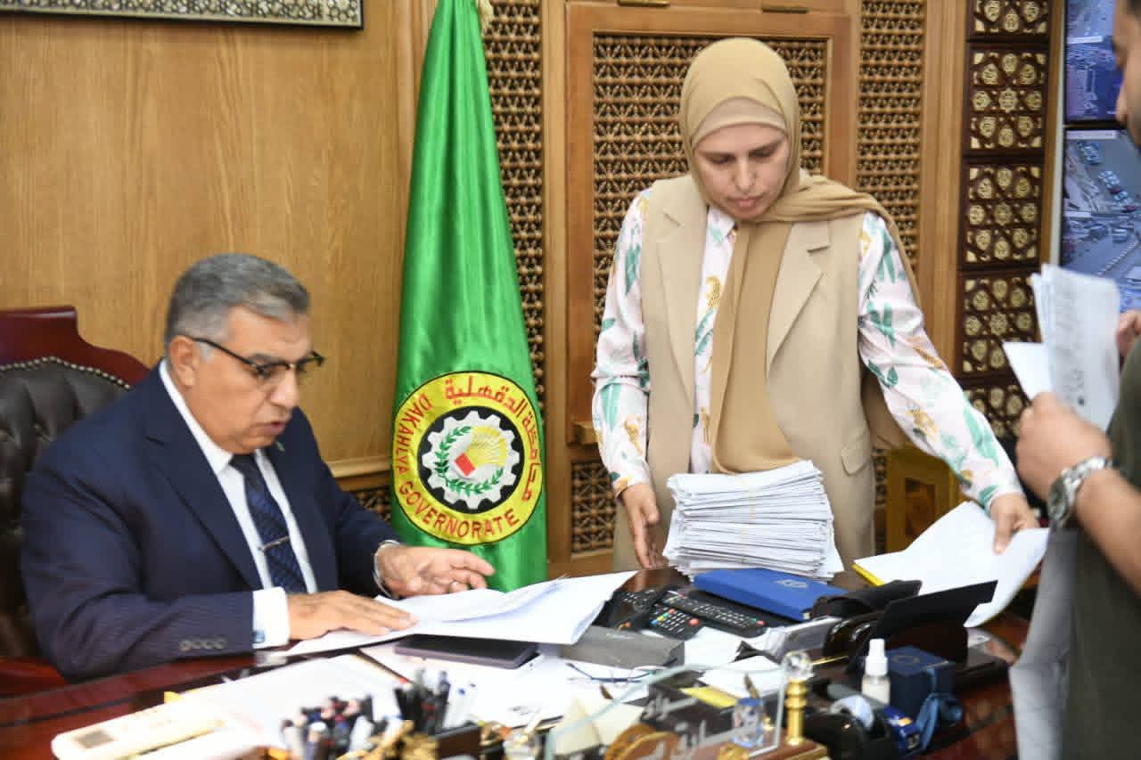 محافظ الدقهلية يعتمد الأحوزة العمرانية لـ106 عزبة ويؤكد استمرار العمل لاستكمالها بالمراكز كافة