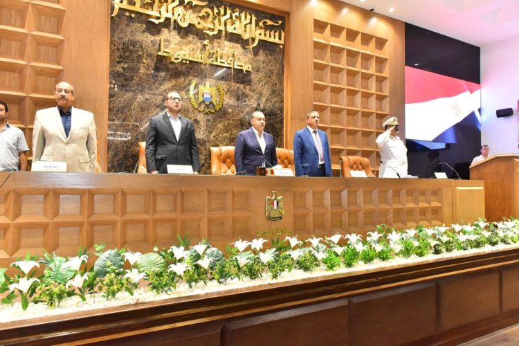 محافظ أسيوط يترأس المجلس التنفيذي ويصدر توجيهات عاجلة لتأمين المصارف وتحسين الخدمات