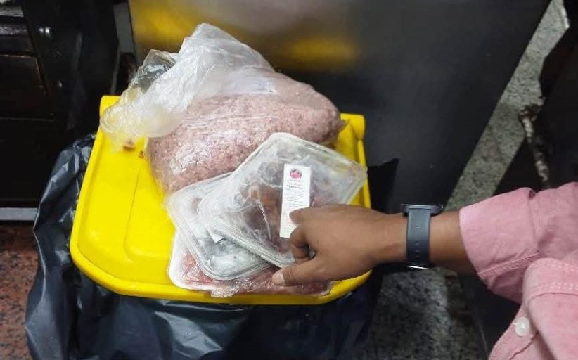 محافظ أسوان يشيد بالتزام المحال والمطاعم بالاشتراطات الصحية ويأمر بإغلاق 8 منشآت تجارية