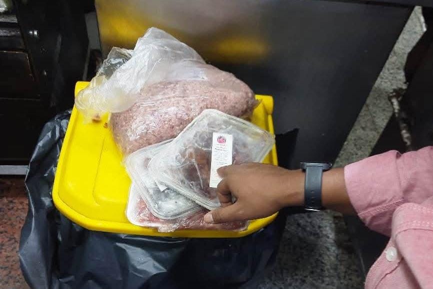 محافظ أسوان يشيد بالتزام المحال والمطاعم بالاشتراطات الصحية ويأمر بإغلاق 8 منشآت تجارية