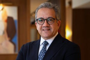 وزير السياحة والآثار الأسبق الدكتور "خالد العناني"