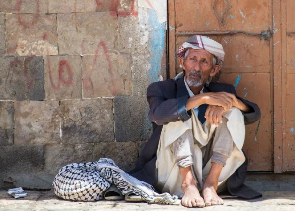 غرفة ضيقة وجحود عائلة وغدر الزمان.. قصص وحكايات ترويها جدران بيوت المسنين