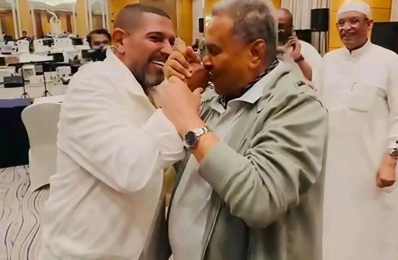 فنان العرب محمد عبده يقبل يد المايسترو هاني فرحات.. ونكيد العوازل بقي 