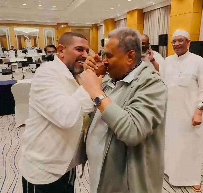 فنان العرب محمد عبده يقبل يد المايسترو هاني فرحات.. ونكيد العوازل بقي 