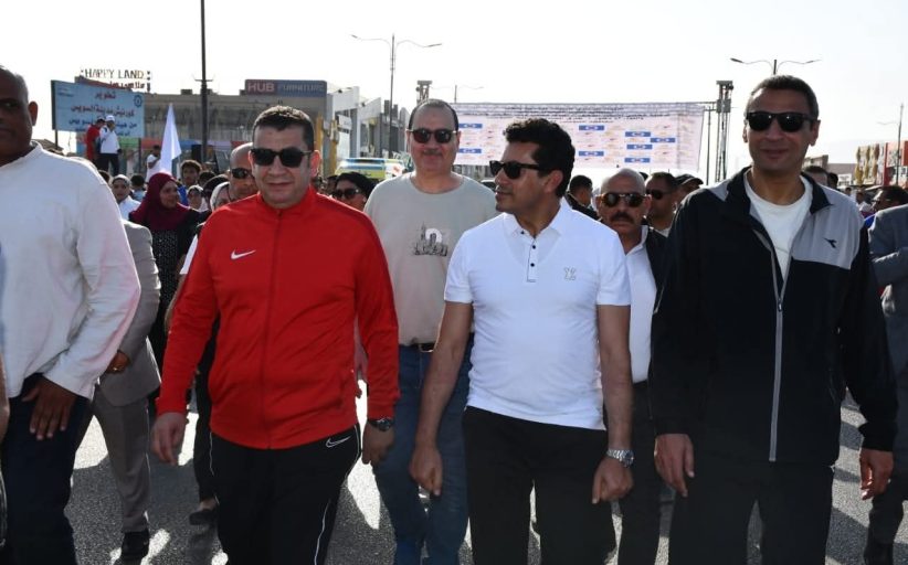 وزير الرياضة يفتتح مسيرة مهرجان يوم المشي العالمي بالسويس
