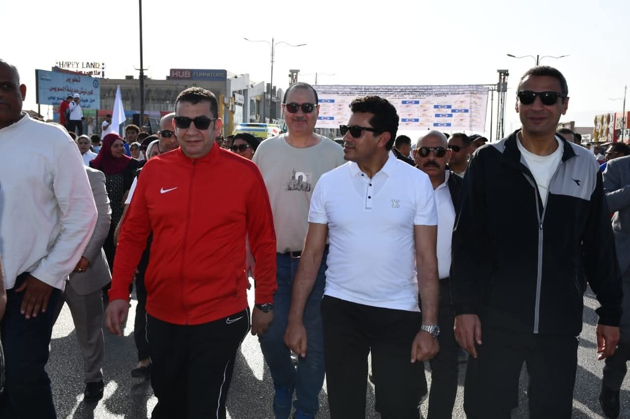 وزير الرياضة يفتتح مسيرة مهرجان يوم المشي العالمي بالسويس