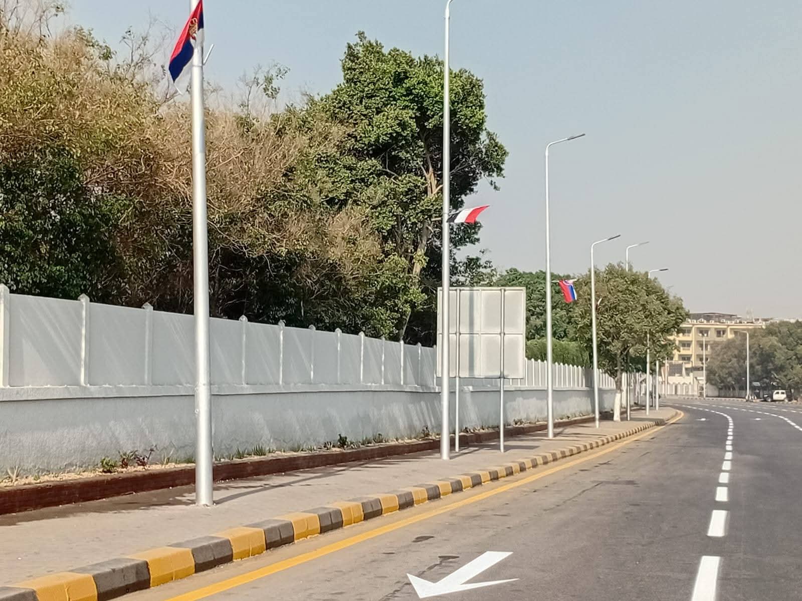 الجيزة تتزين بالأعلام واللافتات استعدادًا لافتتاح المتحف المصري الكبير