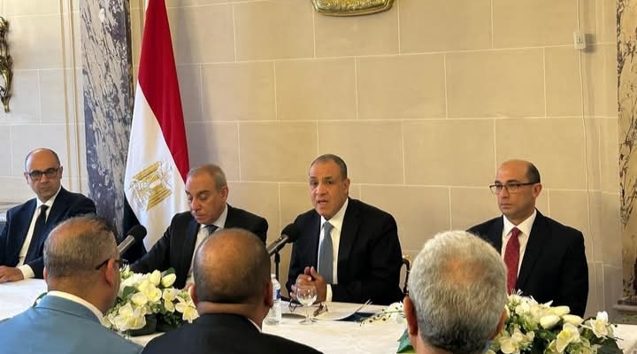 وزير الخارجية يلتقي الجالية المصرية في باريس ويستعرض جهود دعم المصريين بالخارج