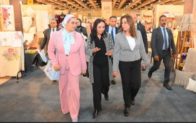 وزيرة التضامن تتفقد جناح صندوق دعم الصناعات الريفية بمعرض 