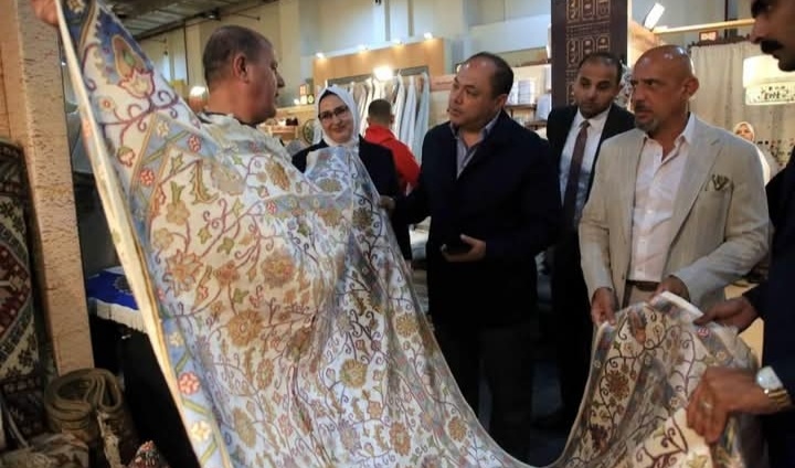 رئيس هيئة تنمية الصعيد يتفقد أجنحة محافظات الصعيد بمعرض 