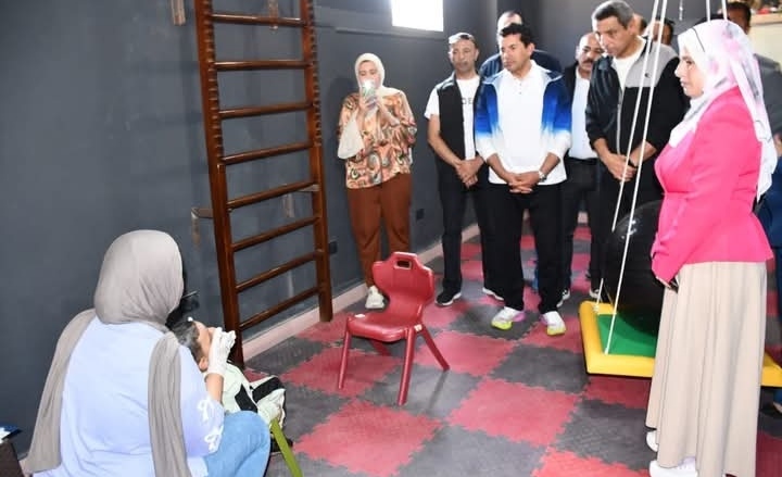 وزير الرياضة يفتتح قاعة تخاطب وملعب أكريليك بمركز شباب الجناين