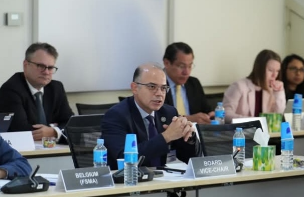 رئيس الرقابة المالية يبحث تعزيز الاستقرار المالي العالمي خلال اجتماع