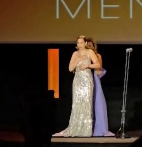 تمزق فستان منة شلبي على مسرح مهرجان الجونة السينمائي