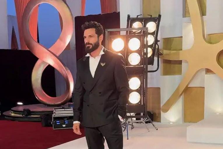 سركان شاي أوغلو يخطف الأنظار على الريد كاربت بمهرجان الجونة السينمائي