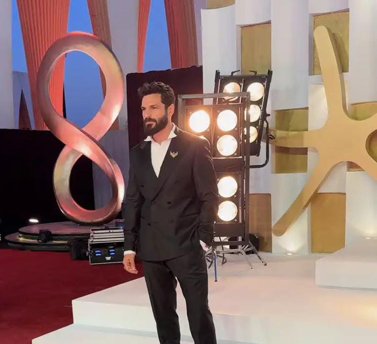 سركان شاي أوغلو يخطف الأنظار على الريد كاربت بمهرجان الجونة السينمائي