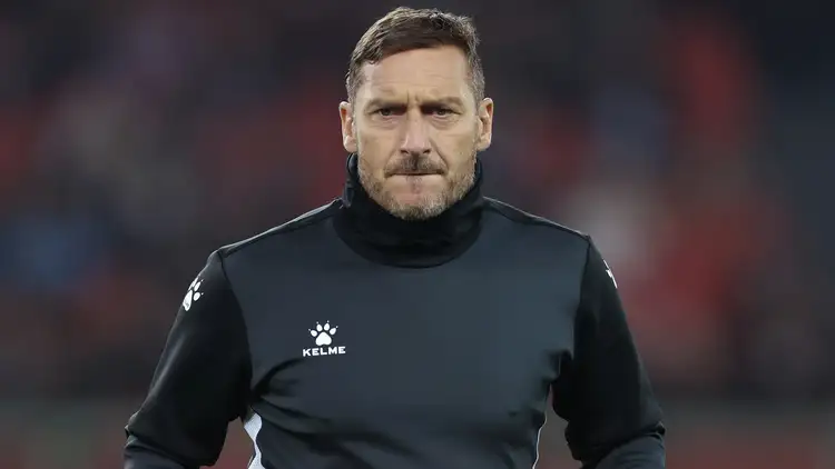 توتي يشعل سباق الاسكوديتو ويتوقع تفوق ميلان في معركة اللقب