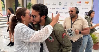 كاملة أبو ذكري تدخل في وصلة ضحك مع نور النبوي قبل انطلاق ندوة والده بمهرجان القاهرة السينمائي