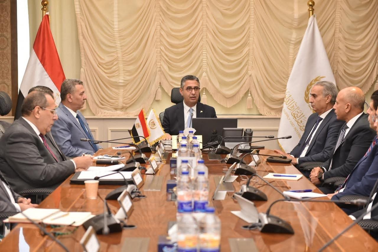 وزير التموين يتابعة توافر السلع الأساسية بالأسواق والتنسيق مع القطاع الخاص