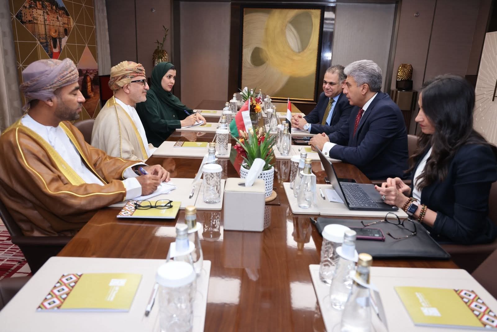 وزير السياحة والآثار يلتقي بنظيره العُماني لبحث سبل التعاون المشترك