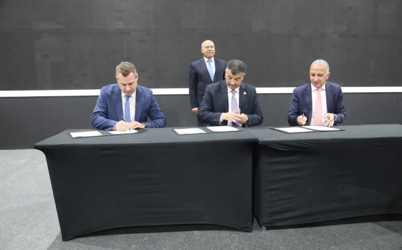 وزير النقل يشهد توقيع عقد إدارة وتشغيل شبكة القطار الكهربائى السريع