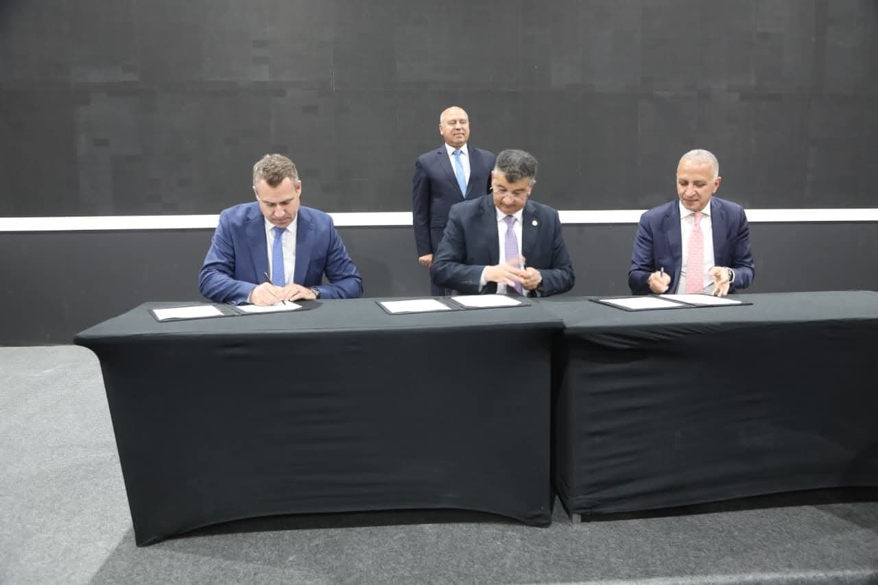 وزير النقل يشهد توقيع عقد إدارة وتشغيل شبكة القطار الكهربائى السريع