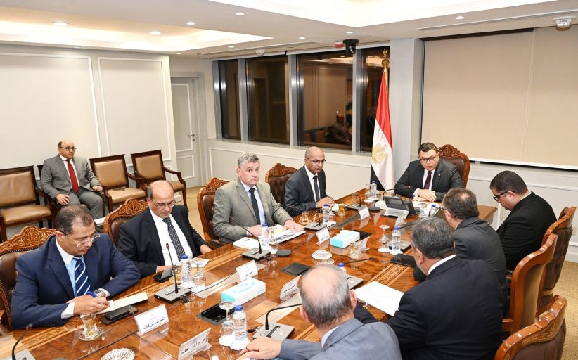 وزير الإسكان يتابع آخر مستجدات مشروعات المبادرة الرئاسية 