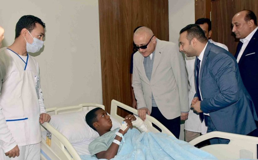 محافظ الأقصر يتابع حالة أطفال حادث إسنا ويوجه بدعم عاجل لأسرهم