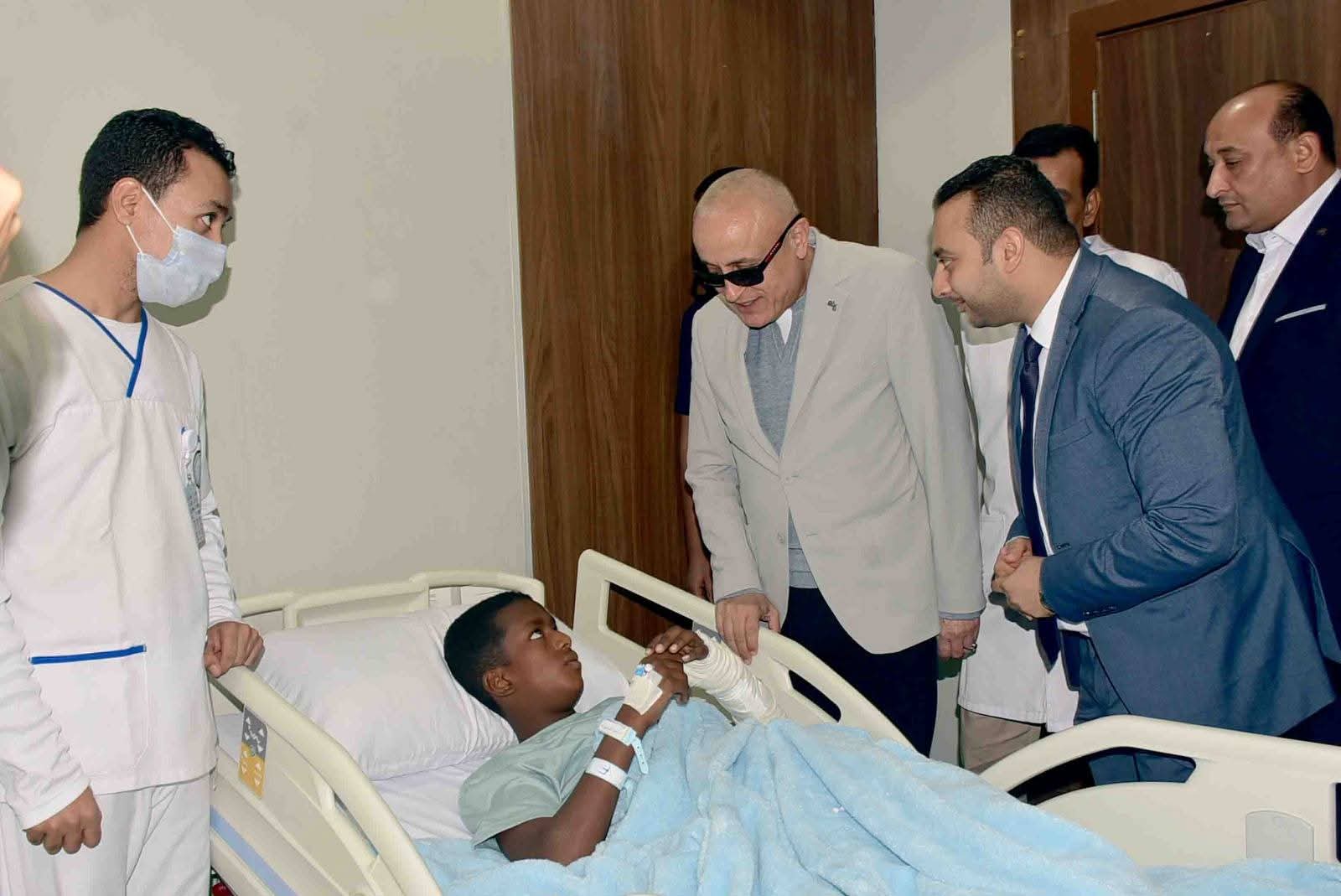 محافظ الأقصر يتابع حالة أطفال حادث إسنا ويوجه بدعم عاجل لأسرهم