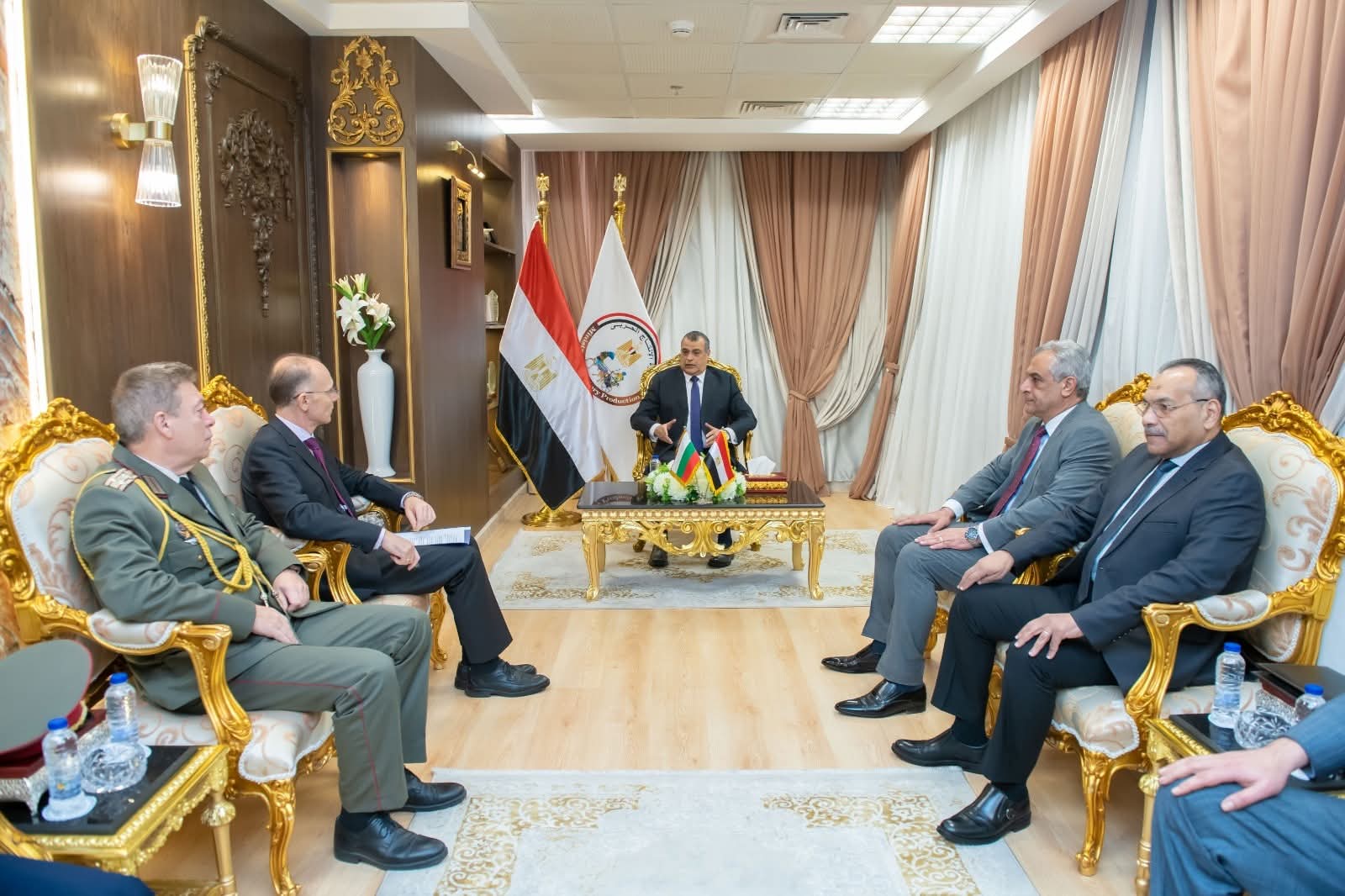 وزير الدولة للإنتاج الحربي يستقبل سفير بلغاريا لبحث فائض الطاقات الإنتاجية لتصنيع منتجات مدنية متنوعة