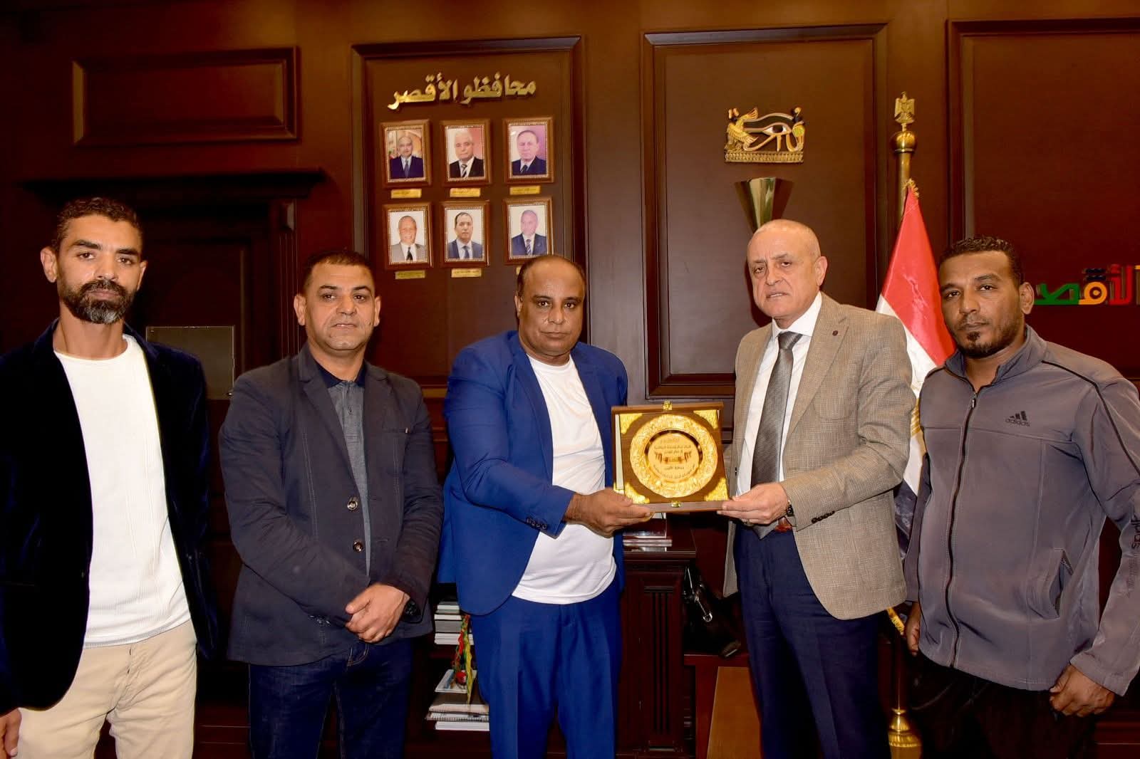 محافظ الأقصر يثمّن تعاون أهالي البياضية ويؤكد طرح مشروعات خدمية جديدة قريبًا