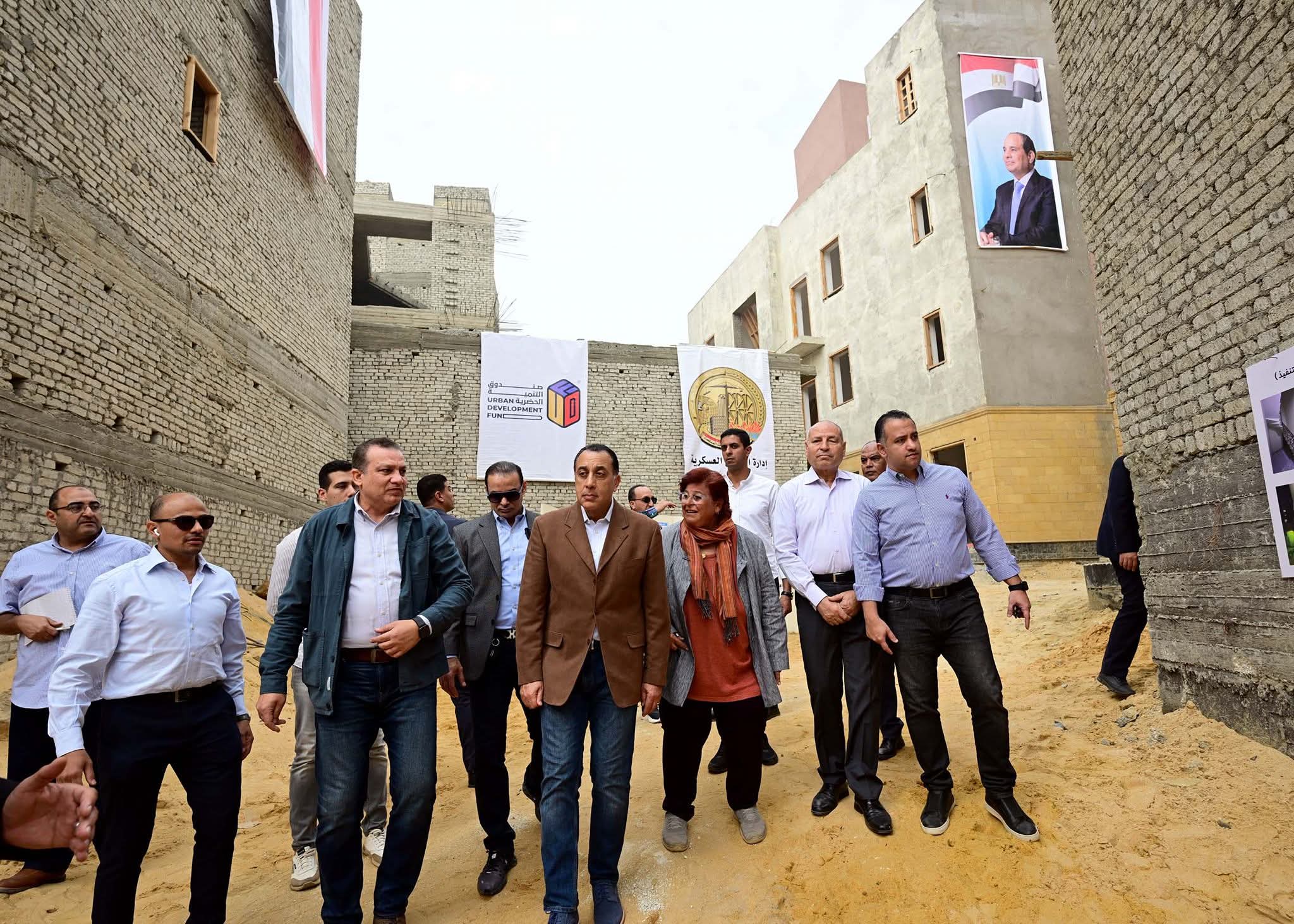رئيس الحكومة يتفقد مشروعات إعادة إحياء منطقة