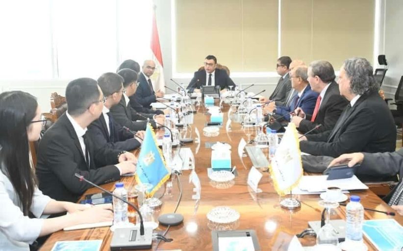 وزير الإسكان يلتقي وفداً من شركة جيانجسو فينجاي الصينية لبحث فرص التعاون بملف تحلية مياه البحر