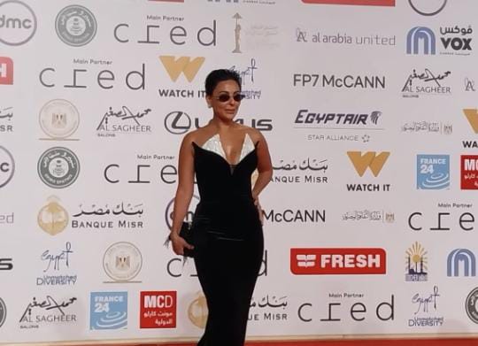 بـ نظارة وكب .. ميس حمدان تخطف الأنظار على السجادة الحمراء 