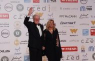 على هامش فعاليات مهرجان القاهرة السينمائي.. حسين فهمي وزوجته يتصدرون التريند