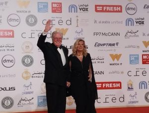 حسين فهمي وزوجته بمهرجان القاهرة السينمائي الدولي بدورته الـ46 