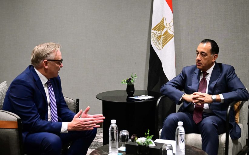 رئيس الوزراء يلتقي مسئولي شركة