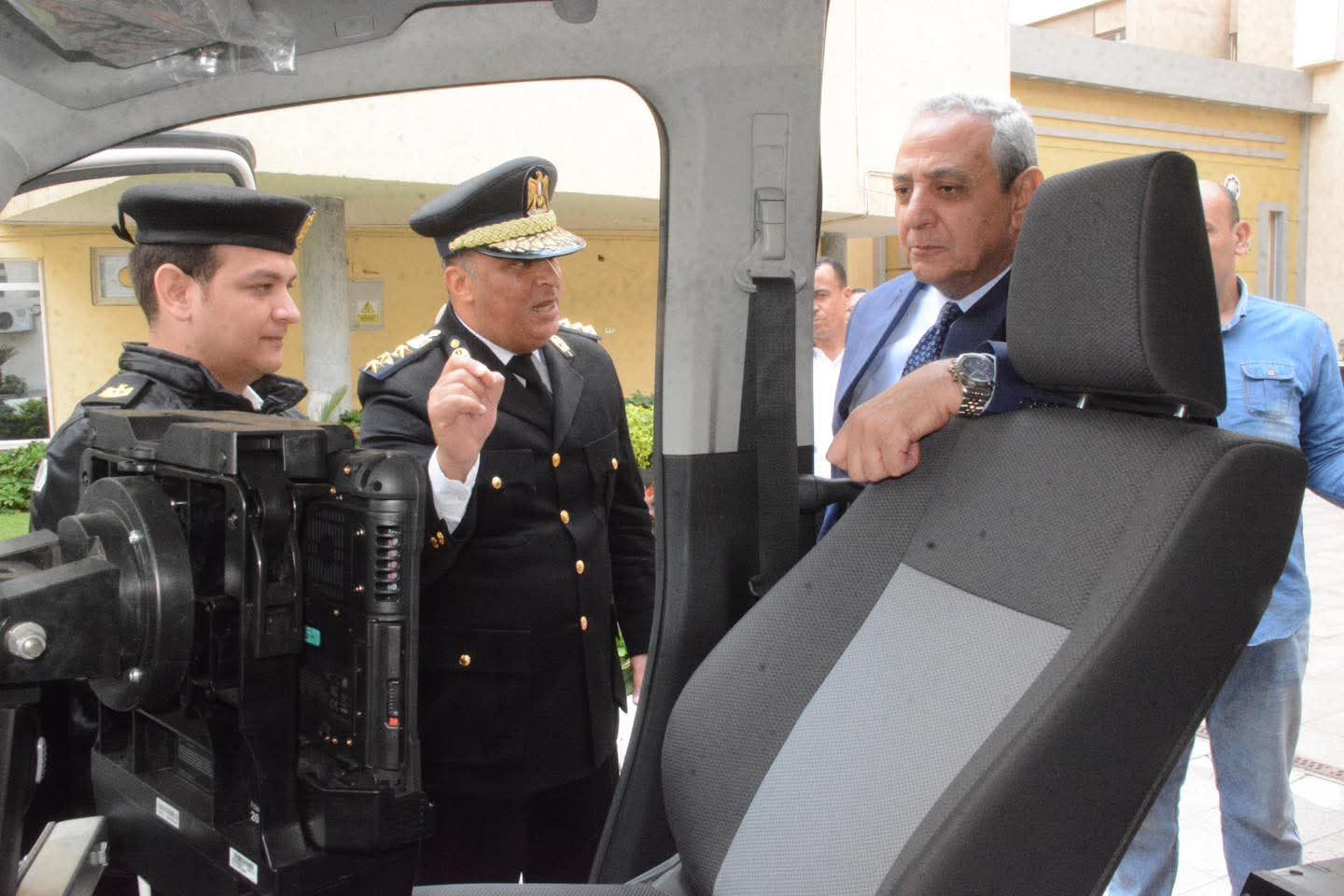 محافظ الغربية يتفقد أولى سيارات الدوريات الذكية بعروس الدلتا