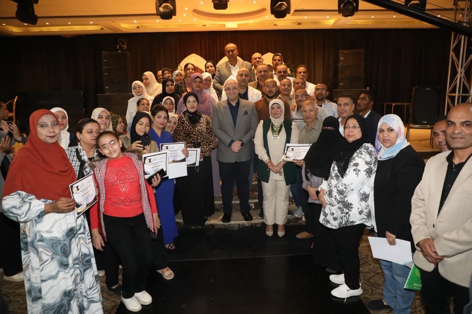 محافظ بني سويف يكرّم الكوادر المتميزة ويطلق مبادرات دعم للفئات الأولى بالرعاية