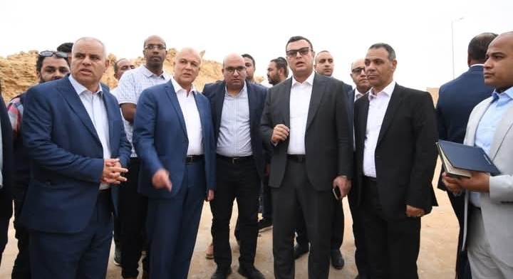وزير الإسكان يتفقد مشروعات الإسكان والطرق بحدائق أكتوبر ويوجه بسرعة الإنجاز